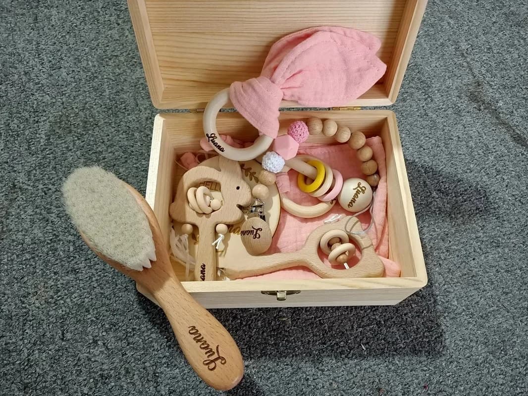 Gepersonaliseerde baby geschenkdoos, houten rammelaar pasgeboren cadeau, aangepaste houten aandenken doos, baby tandjes cadeau nieuwe moeder cadeau