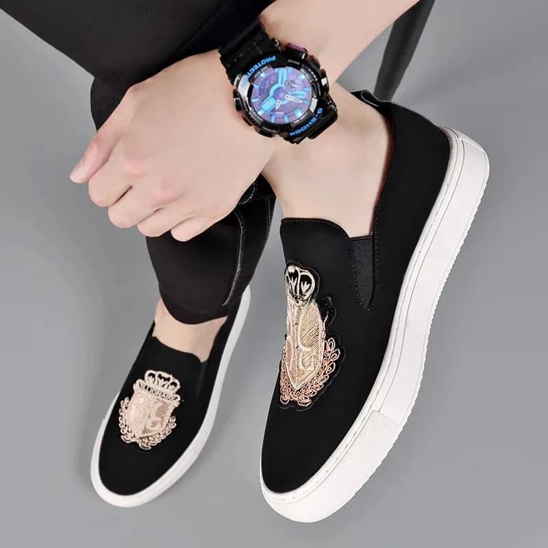 Populaire zomerse casual schoenen voor heren 2025, comfortabele instappers met borduurwerk, suède leren schoenen, Europese stijl loafers, zwart
