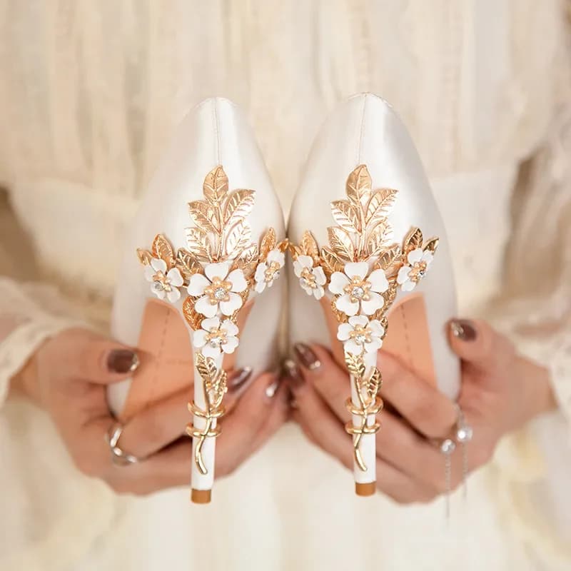 Luxe Metalen Bloemen Hak Kristal Bruidsschoenen Voor Vrouwen Puntige Zachte Zijden Jurk Schoen Ondiepe Sexy Hoge Hakken Pumps Vrouwelijk Feest