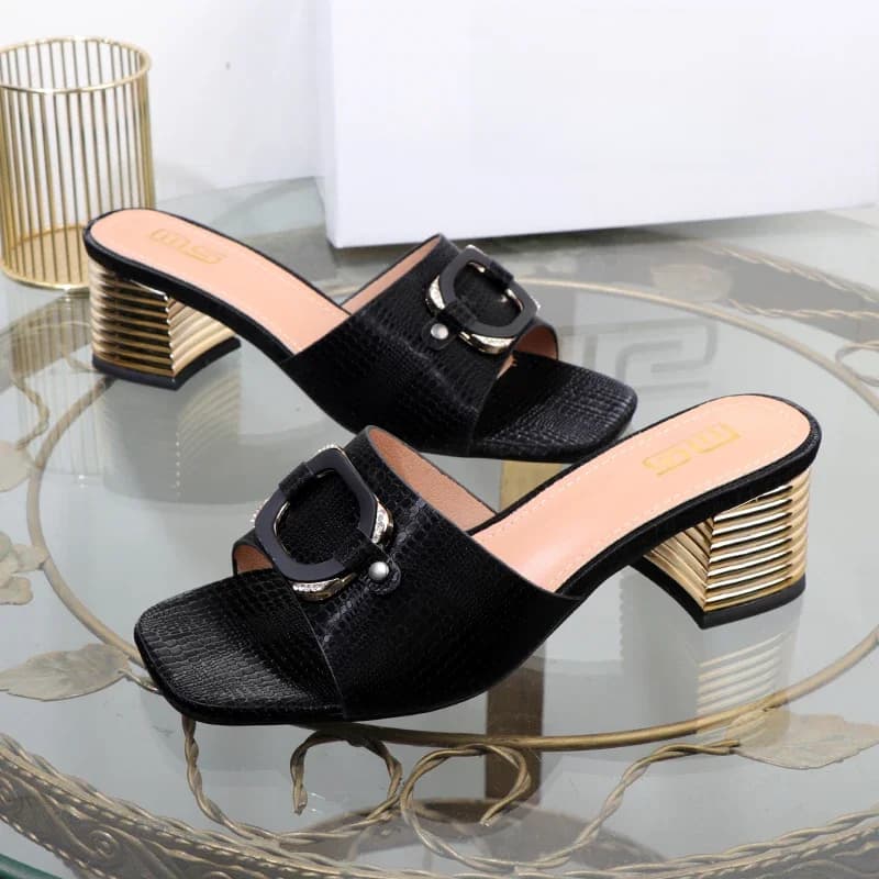 Damesslippers Met Hoge Hakken Zomer Van 2024 Nieuwe Vierkante Gesp Met Dikke Hakken Plus Size Sandalen Dragen Hoogwaardige Damesschoenen