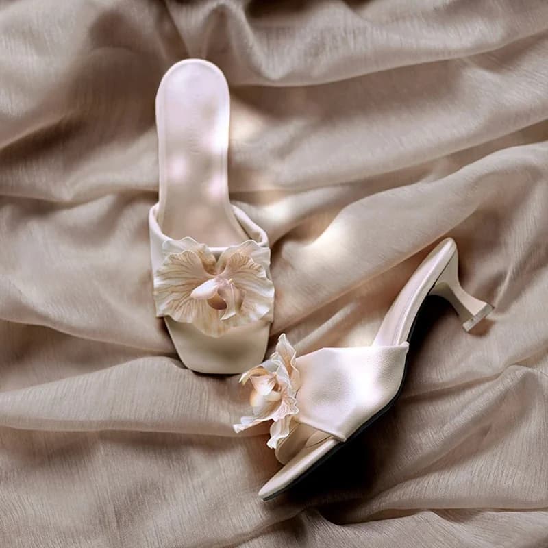 Elegante nude kleur vlinder orchidee bloem stiletto muilezel glijbaan vrouw merk ontwerp vierkante neus zachte kitten hak bloemen pomp schoen