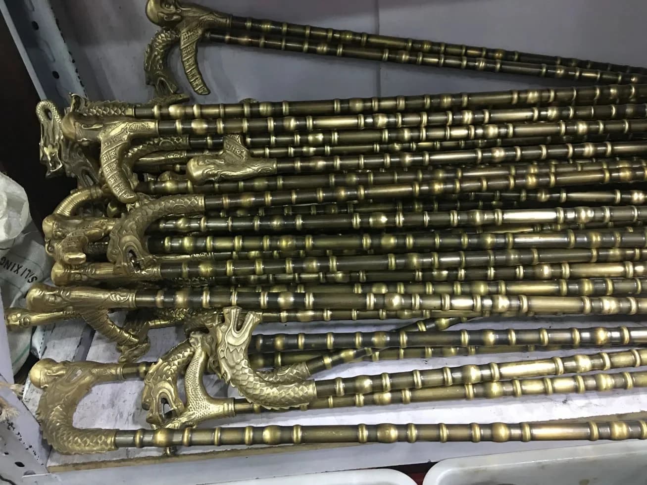 21 Stijl Bronzen Metalen Kruk Inclusief Afneembare Gunstige Animal Totem Handvat Lengte 90 ~ 100Cm Multifunctionele Klimmen Pole