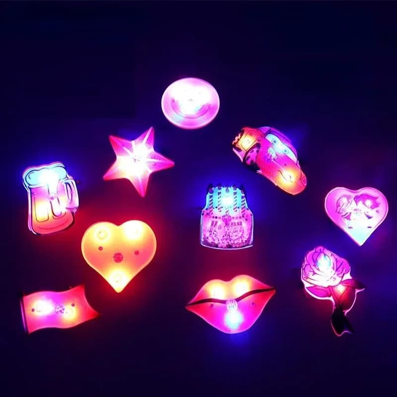 25 stks LED Verlichting Knipperende Cartoon Dolfijn Liefde Aardbei Kinderen Speelgoed Broche Decoratie Props Bar Navidad Kerst