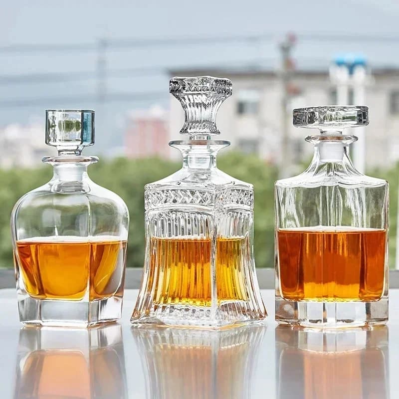 Vintage kristallen wodka fles, whisky glazen karaf, rode wijn drinken