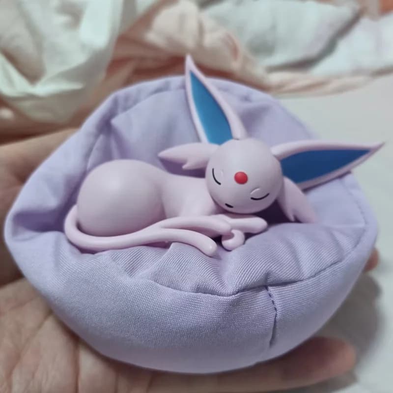 Nieuw op voorraad Echte Pokemon Slaappositie Eevee Pikachu Blind Box Leuk decoratief itemcadeau