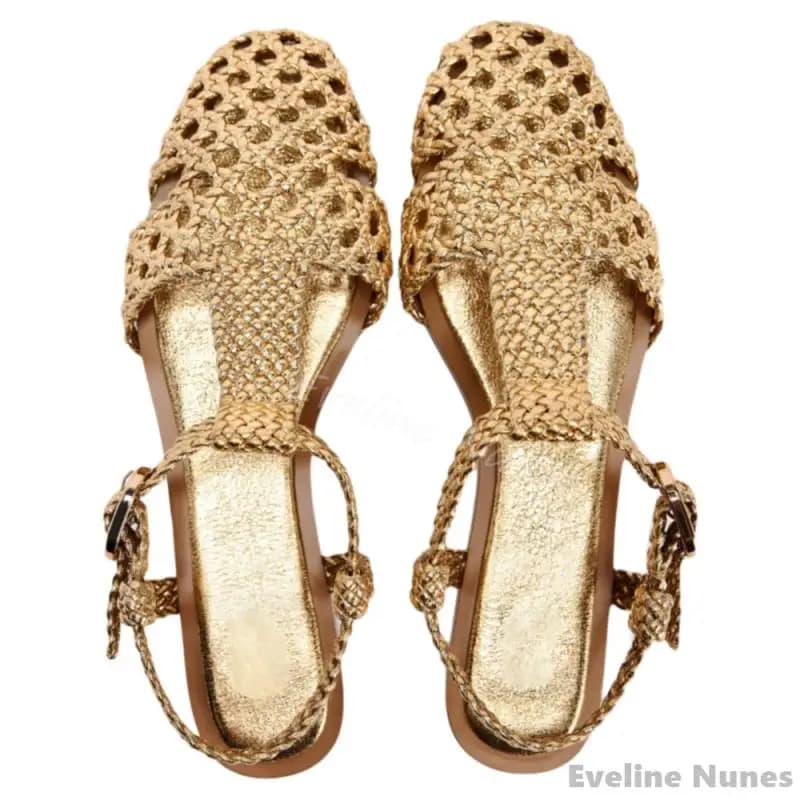 All-match handgeweven sandalen dames goud hol één woord riem ronde neus platte casual sandalen 2025, zomer strandvakantie sandalen
