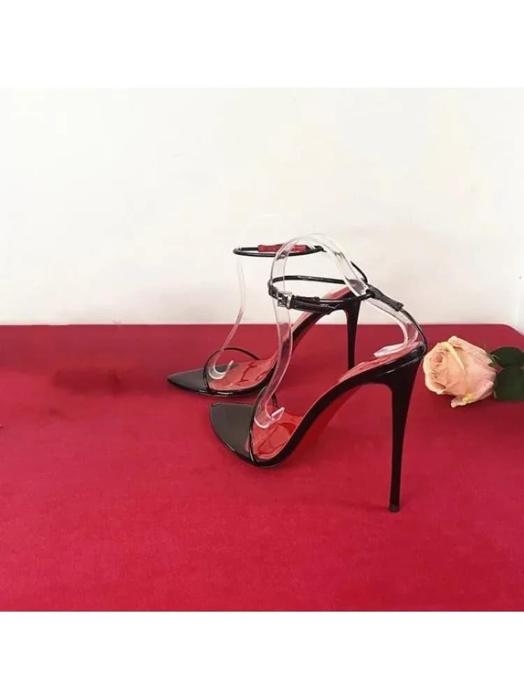 De nieuwe stijl sandalen met één bandje en hoge hakken uit 2026 straalt een vrouwelijke en modieuze charme uit, met puntige stiletto's.