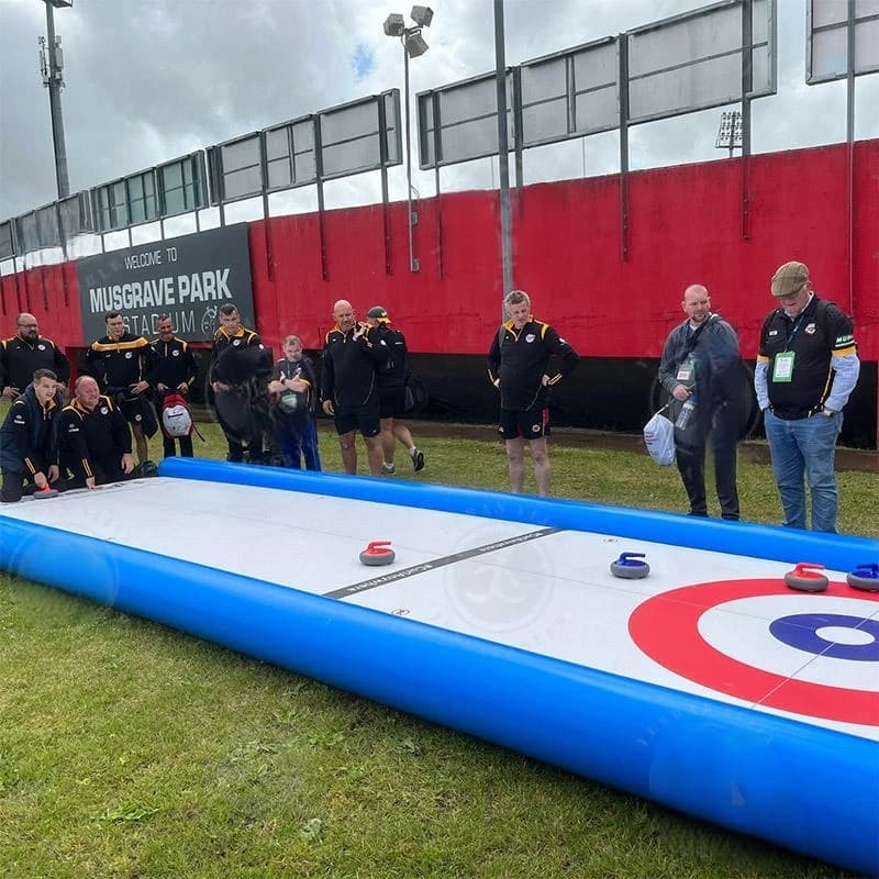 Draagbare straat opblaasbare curlingmat sportspel op maat gemaakte opblaasbare curling blauw bord met stenen opblaasbare curlingbaan