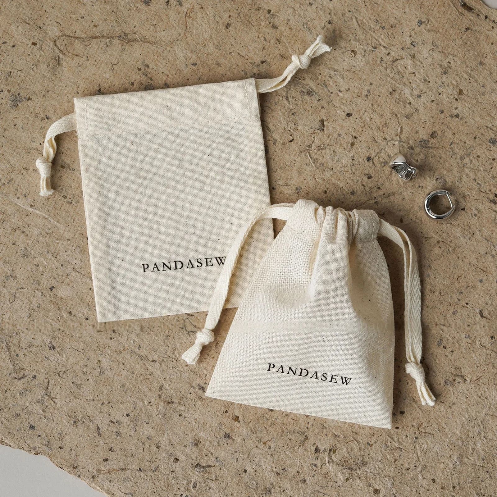 Luxe katoenen trekkoordtasje voor sieraden met aangepaste logo-verpakking voor oorbellen, kettingen en sieraden.