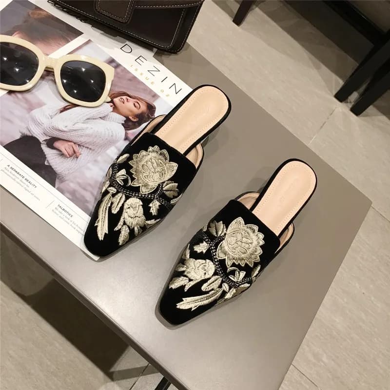 2024 Nieuwe Damesschoenen Geborduurde Slanke Hak Sandaal Slippers Kleine Vierkante Kop Fluwelen Platte Bodem Slippers Grote 41