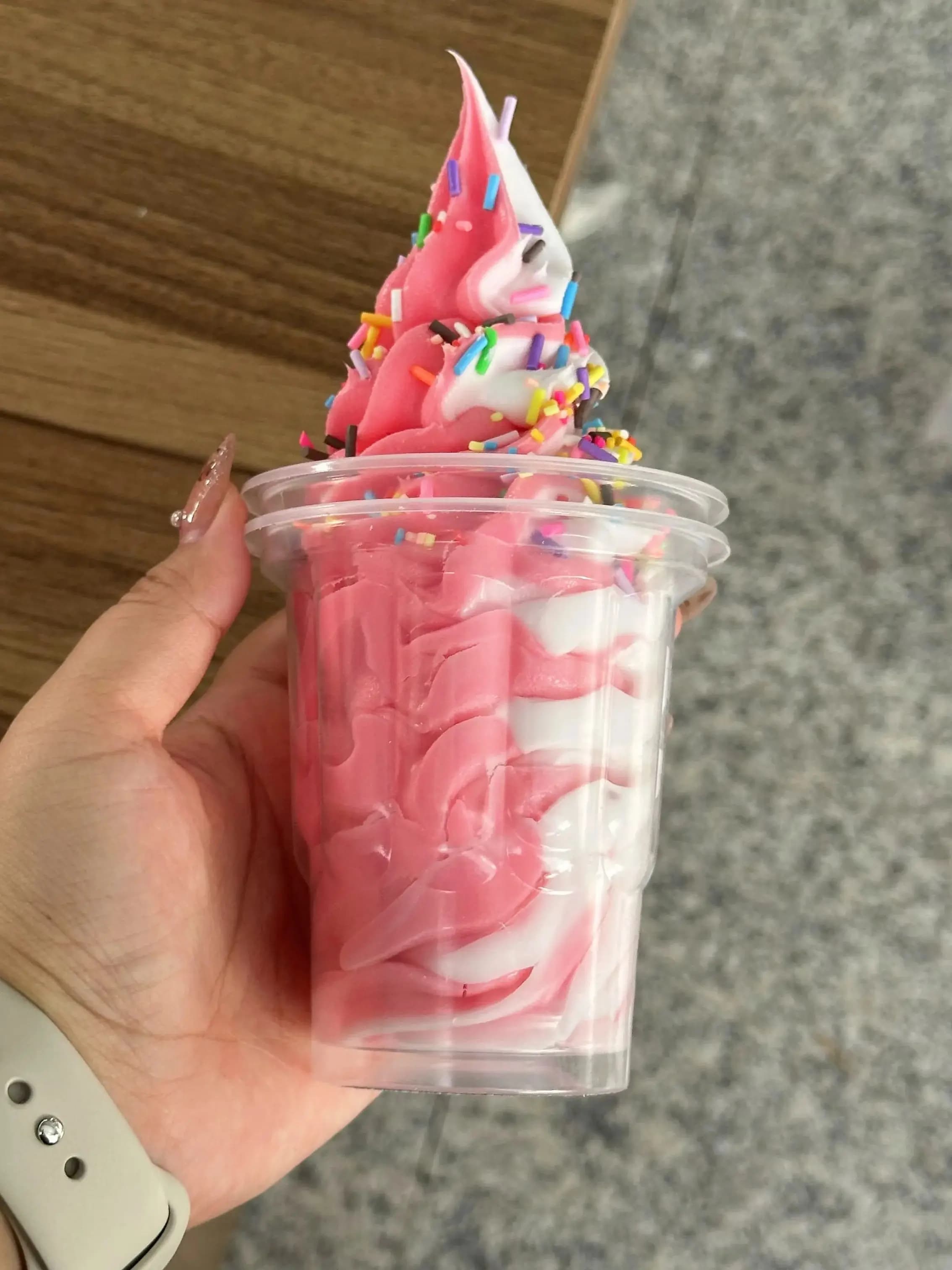 250ML 9OZ Sundae Witte Vanille Crème Melk Gemengd met Aardbei Zoete Zure Vrijvloeiende Mouthfeel Kraam Winkelwagen Display Props saus