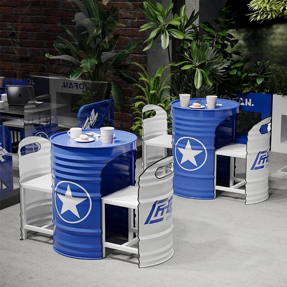 Industriële stijl koffieshop binnenplaats vrijetijdsruimte buiten ijzeren olietrommel tafels en stoelen