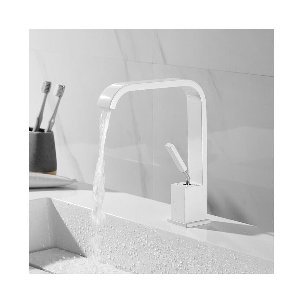 Witte watervalkom, messing wastafelkraan met hoge uitloop