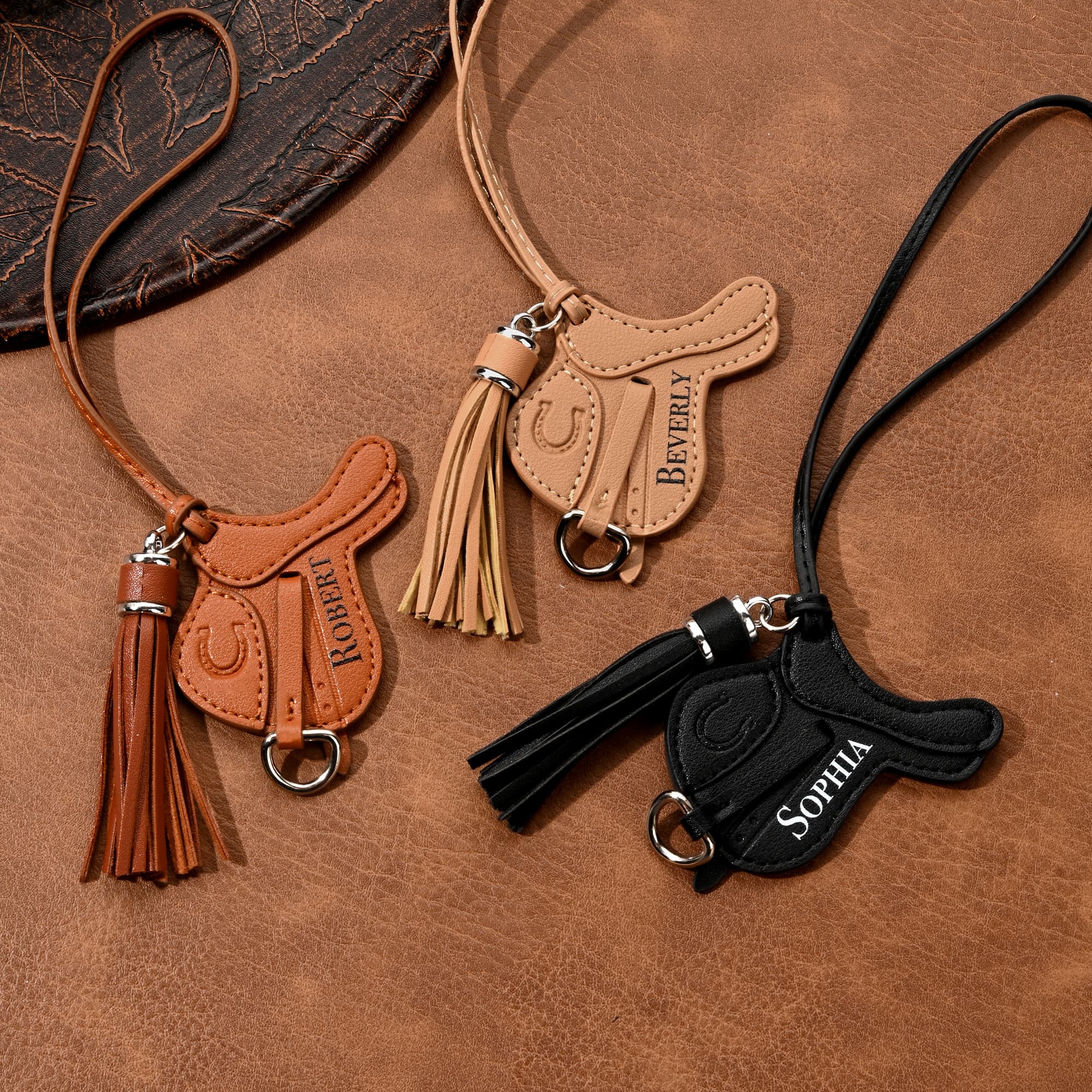 Gepersonaliseerd zadel ontwerp PU lederen tas Charm Ornament met naam en kwastje paardrijden verjaardagscadeau voor ruiters liefhebbers