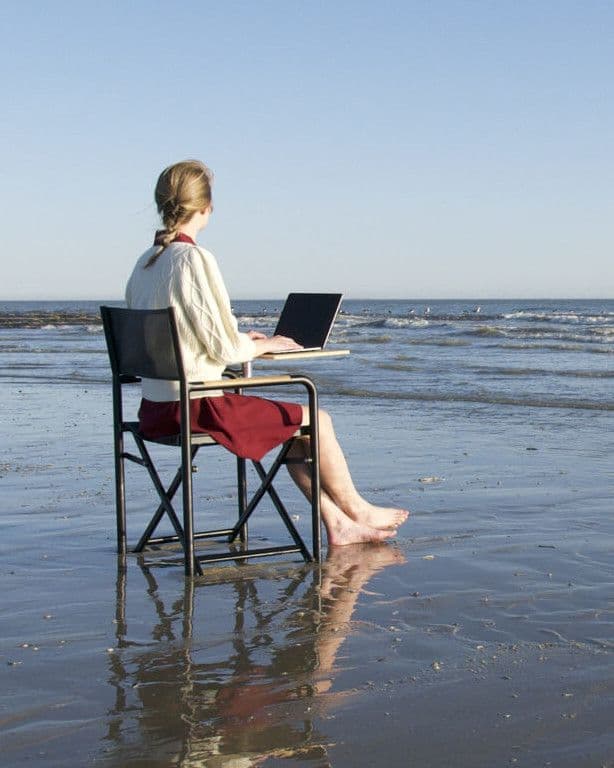 Chaise de bureau et table