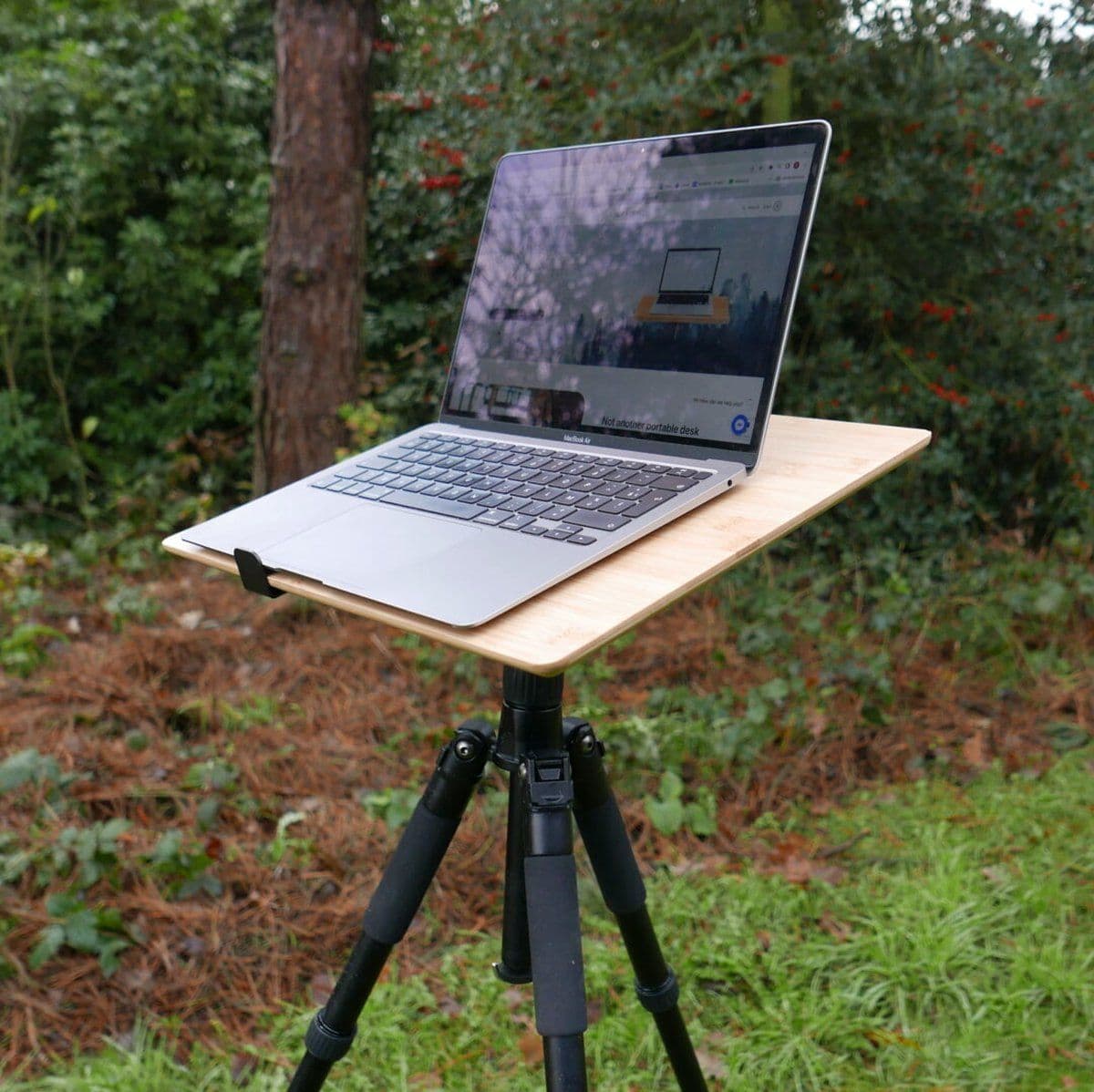 NOT A DESK Bamboe tripod bureau S - compact bureau - in hoogte en helling verstelbaar - mobiel zit sta bureau - draagbaar kantoor - multifunctioneel