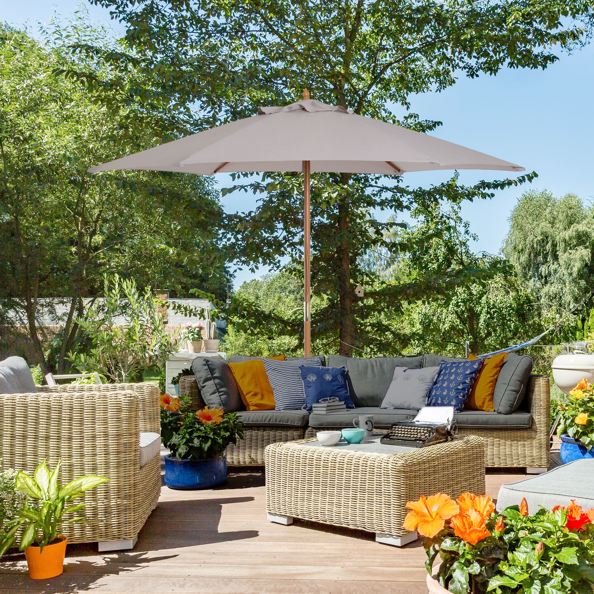 Outsunny parasol, stijlvolle tuinparasol met 3-traps zonwering, UV-bescherming, waterafstotend polyester, 180/㎡, grijs | Aosom.nl
