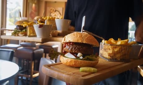 Voor 2 personen: Black Angus burger met friet en salade