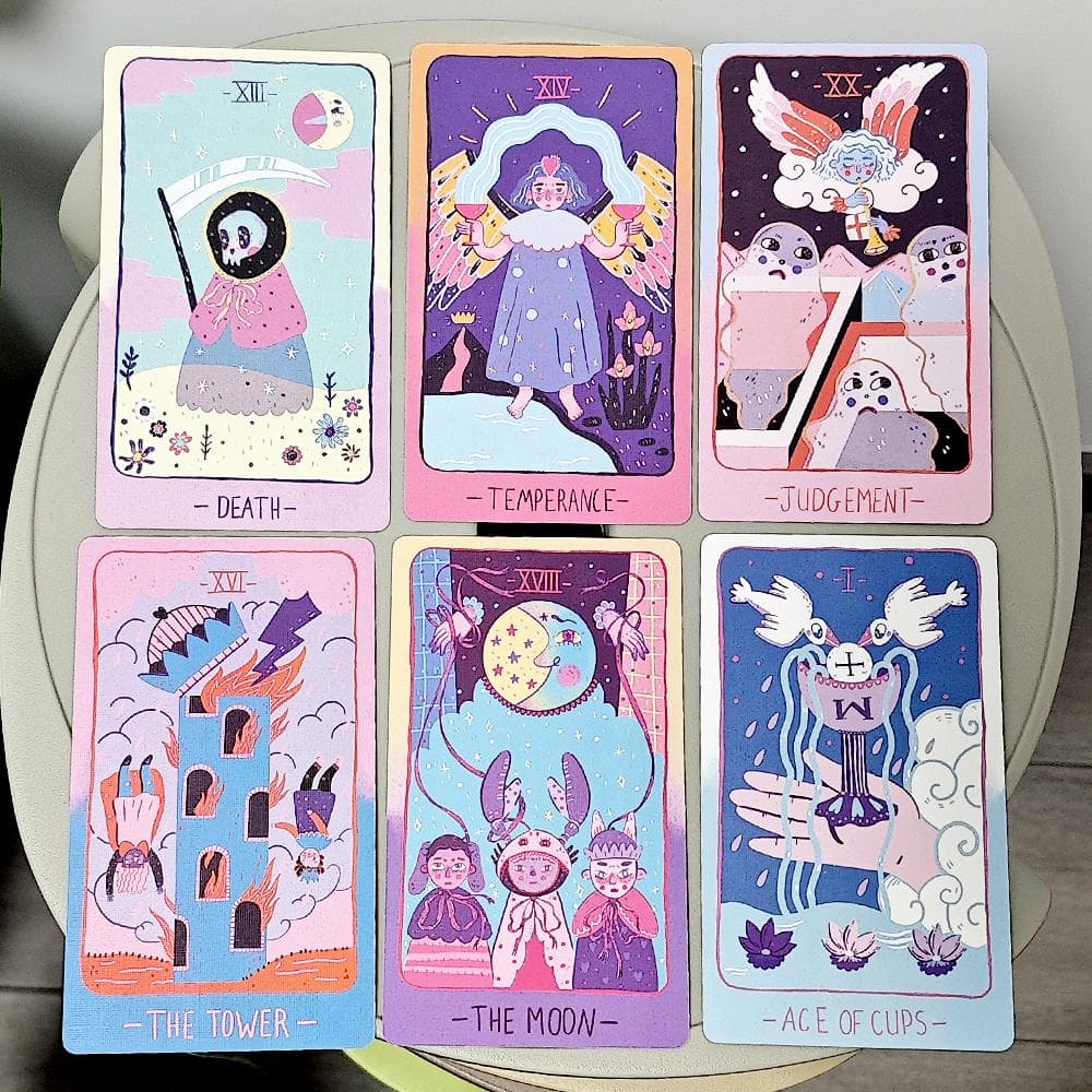 Pastel Prism Tarot 78 Stuks Rider Systeem Tarotkaarten 12*7cm Doordrenkt met De Verzachtende Tinten van Een Roze en Hemelsblauwe Kleurenset
