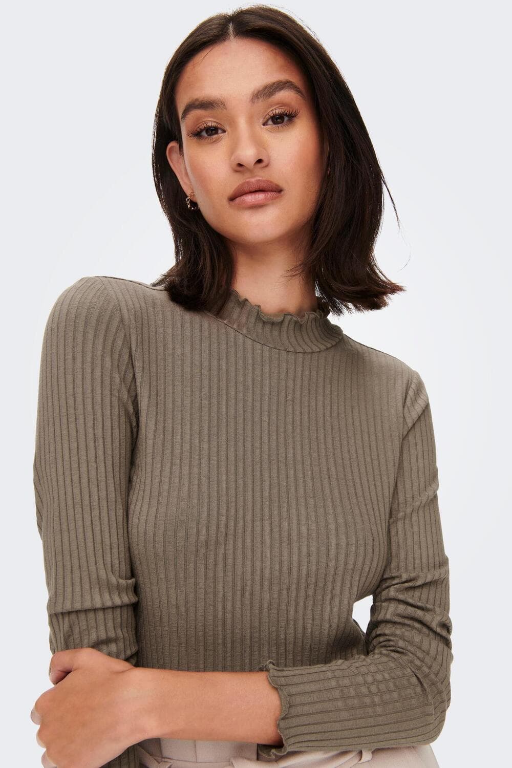 Jacqueline de Yong taupe dames t-shirt | High neck halslijn | Slim Fit | Rib patroon | Lange mouw