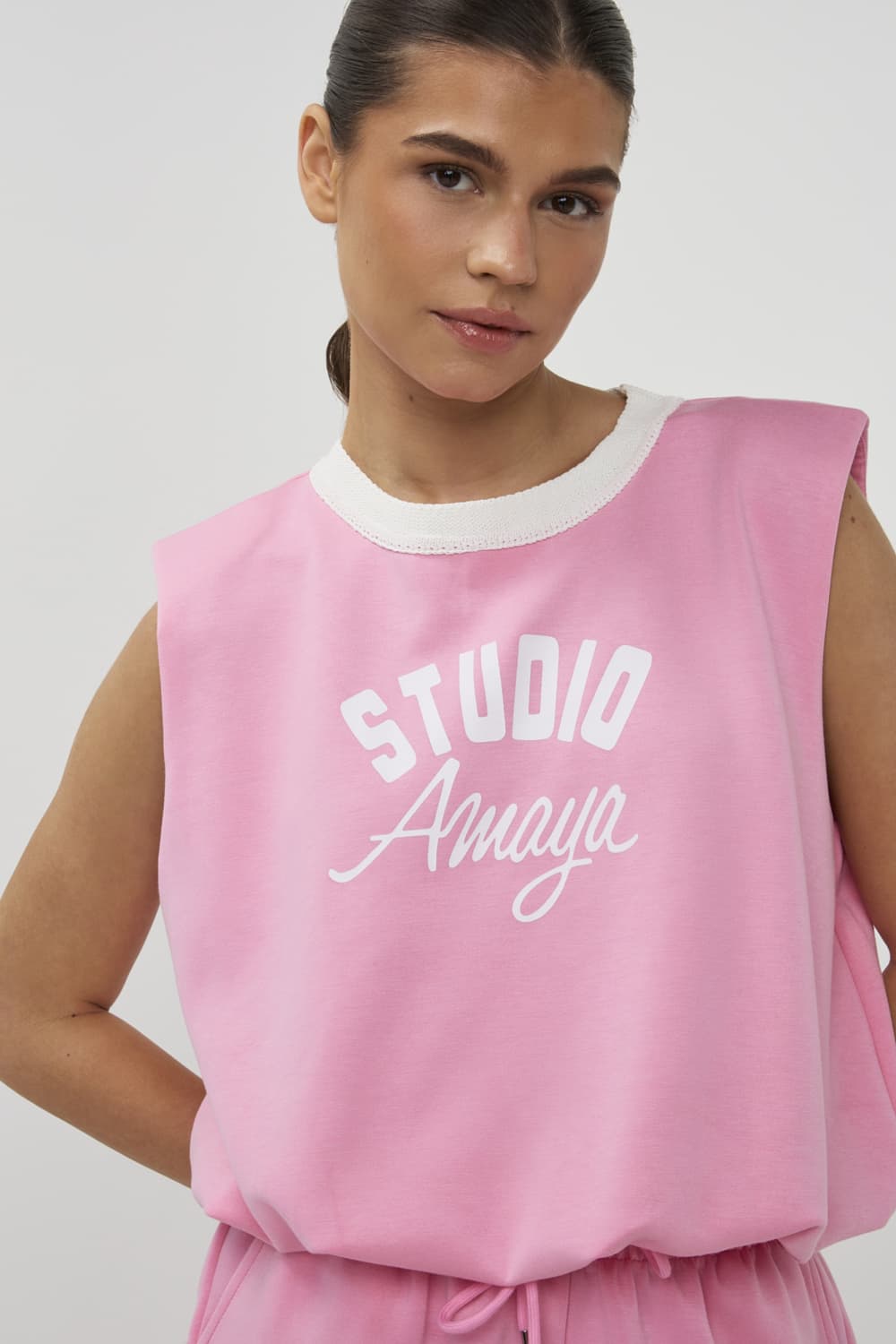 Studio Amaya roze dames top | Ronde hals | Regular fit | Tekst patroon | Mouwloos