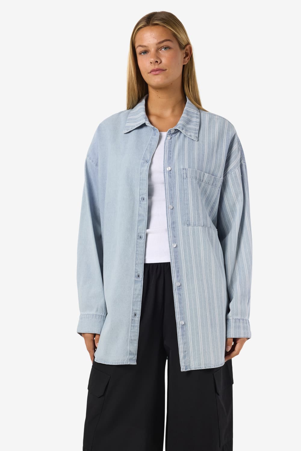 Noisy may blauwe dames blouse | Punt kraag | Oversized fit | Borstzakken | Streep patroon | Knoopsluiting | Lange mouw