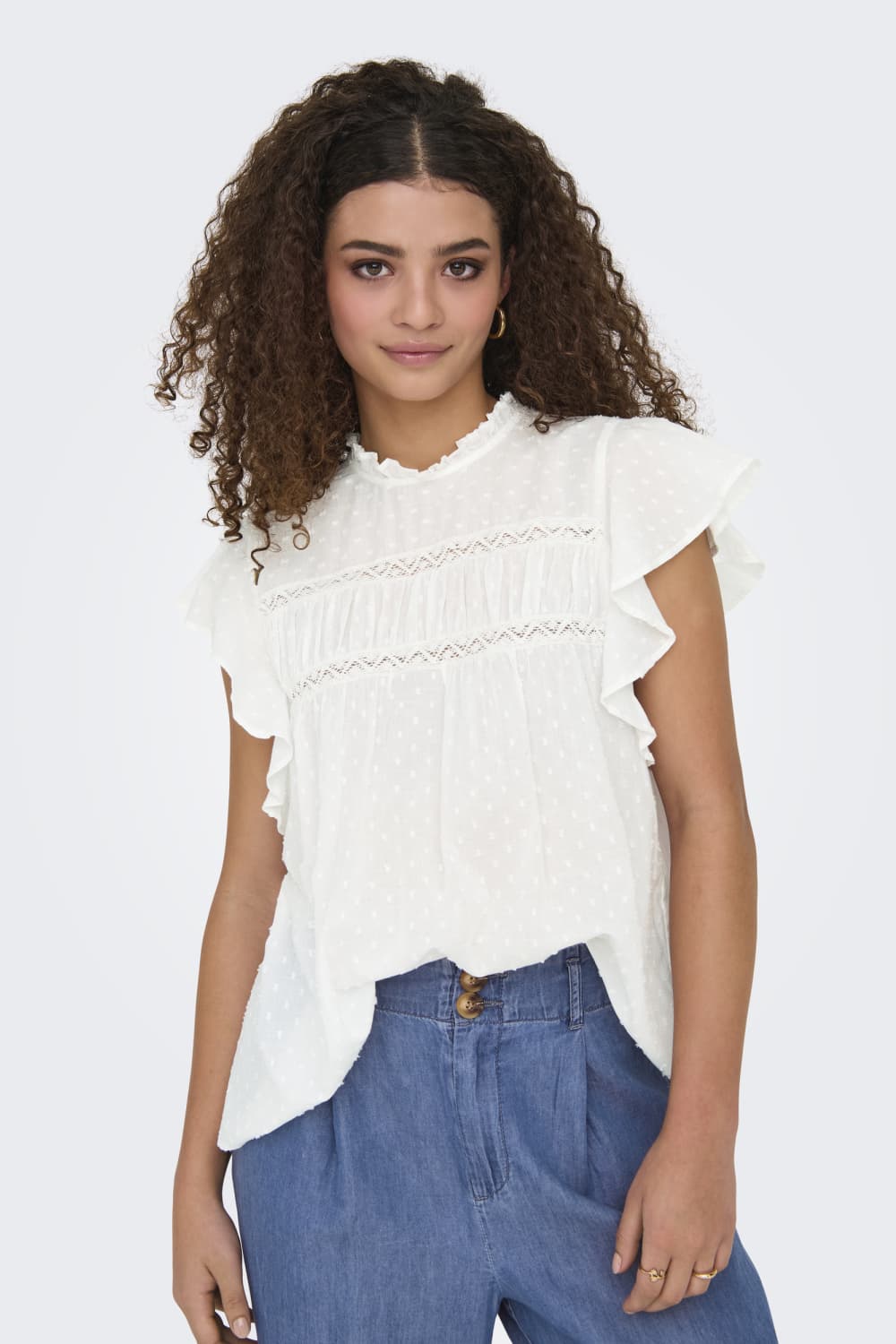 Only witte dames t-shirt | High neck halslijn | Regular fit | Structuur patroon | Knoopsluiting | Kap mouw