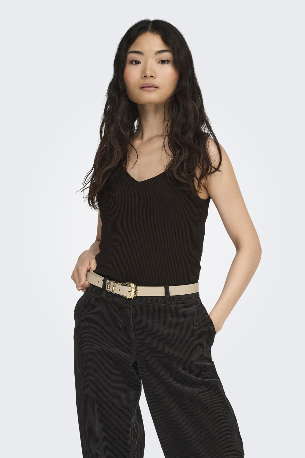 Jacqueline de Yong bruine dames top | V-hals | Slim Fit | Rib patroon | Mouwloos