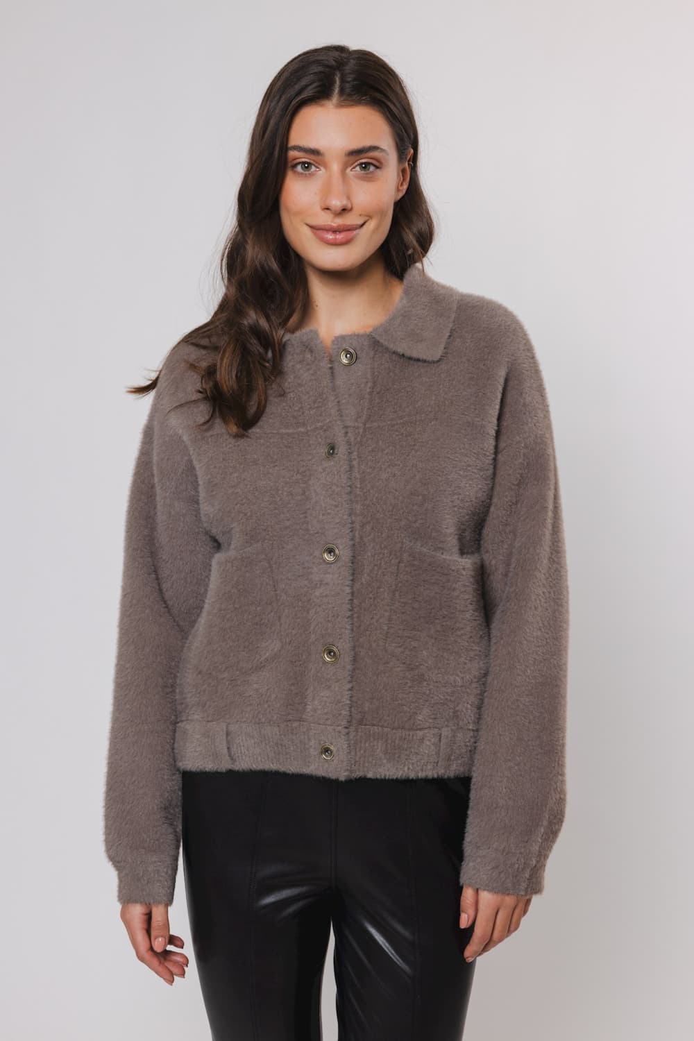 Rino & Pelle taupe dames jas | Punt kraag | Oversized fit | Steekzakken | Structuur patroon | Knoopsluiting | Lange mouw