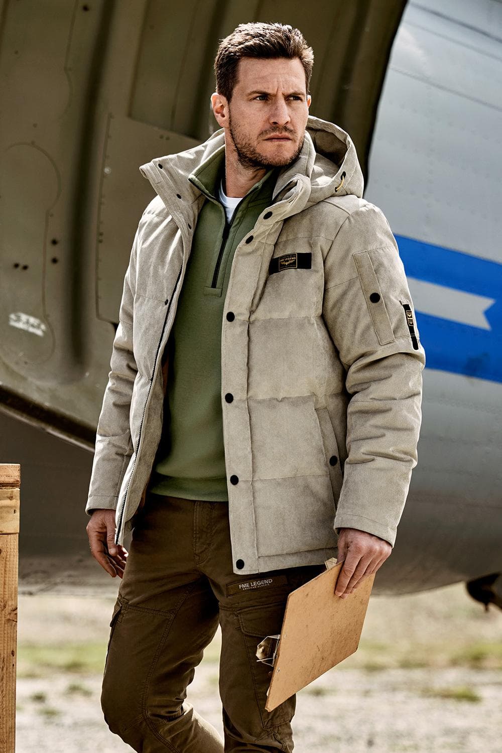PME legend beige heren jas | Capuchon hals | Regular fit | Steekzakken | Rib patroon | Knoop- en ritssluiting | Duurzaam | Lange mouw