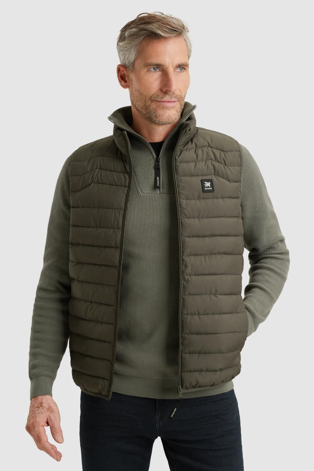 Vanguard groene heren jas | High neck halslijn | Regular fit | Ritszakken | Ritssluiting | Duurzaam | Mouwloos