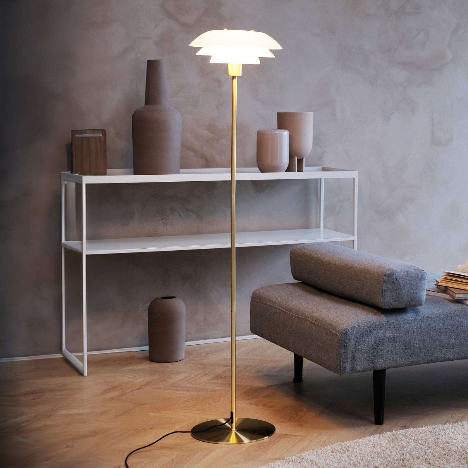 DL31 Vloerlamp Opal/Brass Dyberg Larsen - Woonkamer - Designer - Metaal - Met lampenkap
